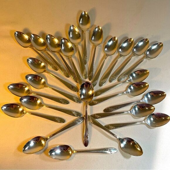 12 spoons Oneida Tudor Plate QUEEN BESS II Vintage 1946 Silver Plate - Picture 1 of 15